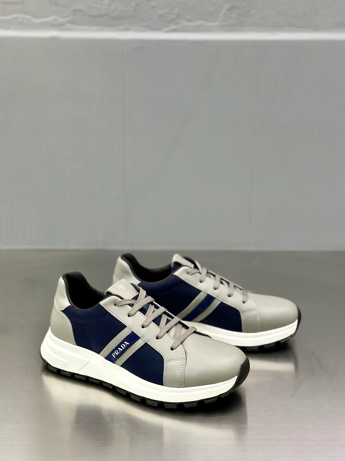 💰740 Prada/Prada men's new mesh stitching sneakers. This sneaker presents a modern version, reinterpreting the brand's archive style with clean lines and smooth details. The shoes are made of calf leather and technical fabric, with a triangular metal logo on the outside, bright TPU decoration on the heel, and a longer and padded inner heel design for a more comfortable fit. The tongue is decorated with a silk-screen logo, and is paired with a hollow rubber sole on the heel. The full cowhide lining comes standard with logo cowhide foot pads, making the upper foot taller, more comfortable, and versatile! Comes with full original packaging! Size: 39-40-41-42-43-44 standard leather shoe size (45 can be customized and does not support returns)